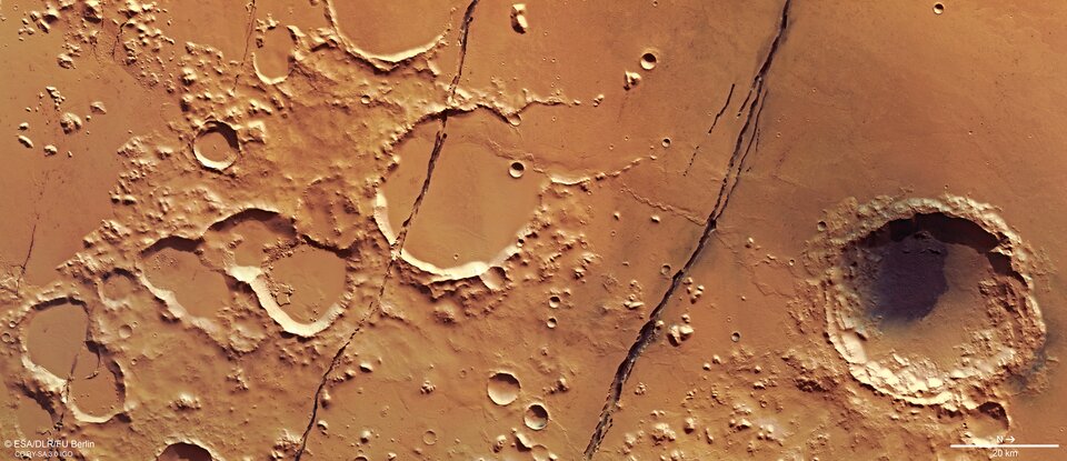 Část systému Cerberus Fossae v oblasti Elysium Planitia nedaleko rovníku Marsu