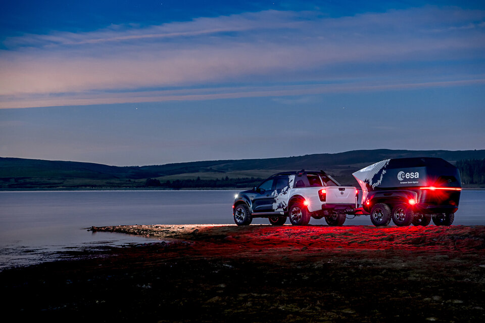 Veículo-conceito Navara “Dark Sky” da Nissan e reboque todo-o-terreno personalizado