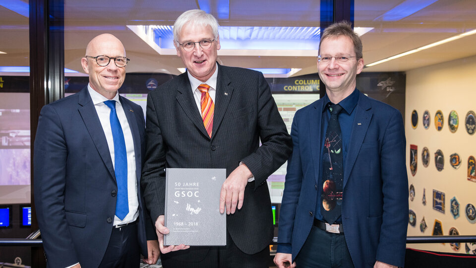  ESOC-Leiter Rolf Densing (links) mit Hansjörg Dittus und Felix Huber (rechts) vom DLR