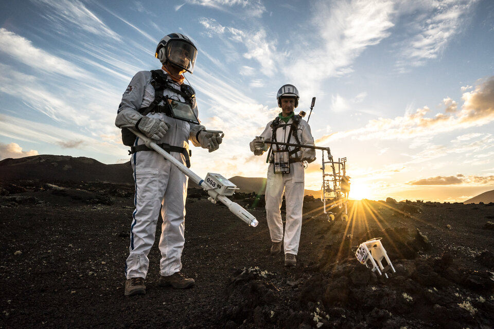 Hervé Stevenin, instructeur de sorties dans l'espace à l'ESA, et l'astronaute Matthias Maurer analysent des échantillons de roche pendant la campagne Pangaea-X en 2018.