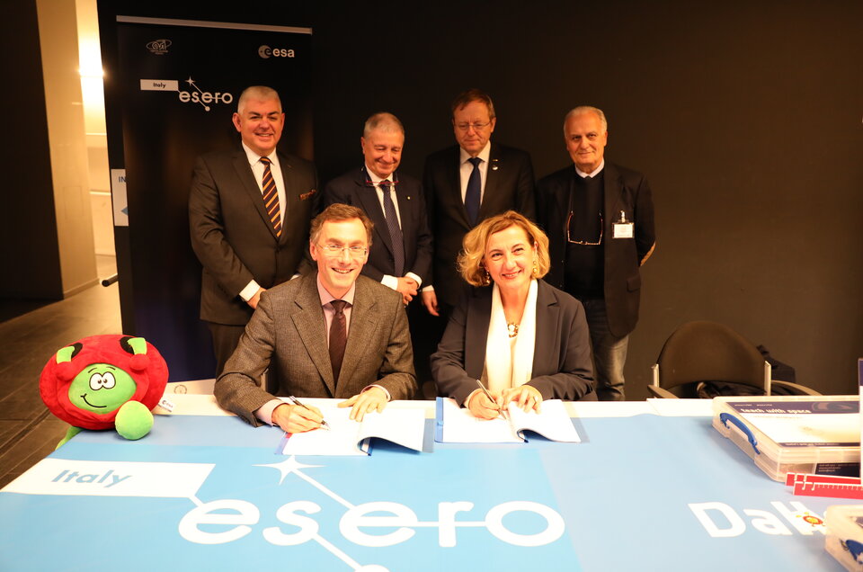 ESERO Italy contract signature between ESA and ANISN on 14 February 2019