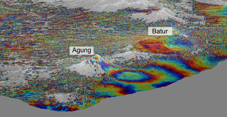 Copernicus Sentinel-1 data shows ground uplift around Bali’s Mount Agung volcano. The uplift occurred just before an eruption, which was preceded by several small earthquakes. Ground motion indicates that fresh magma is moving beneath the volcano – a sign of an upcoming eruption.