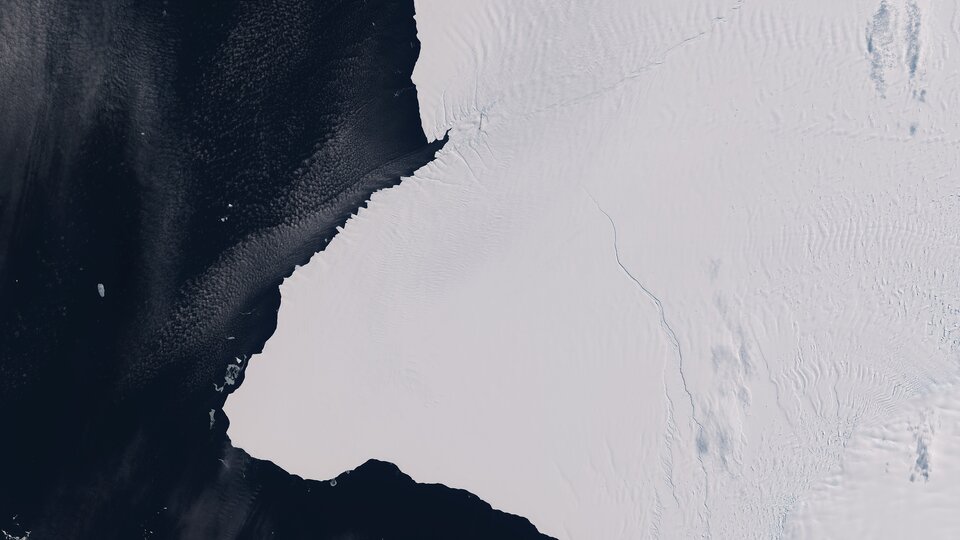 Brunt ice shelf cracked