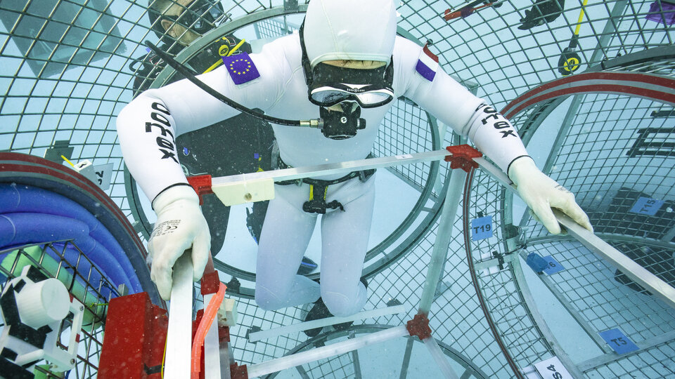 Underwater testing of possible ESPRIT airlock design. Credit: Benjamin Schulze