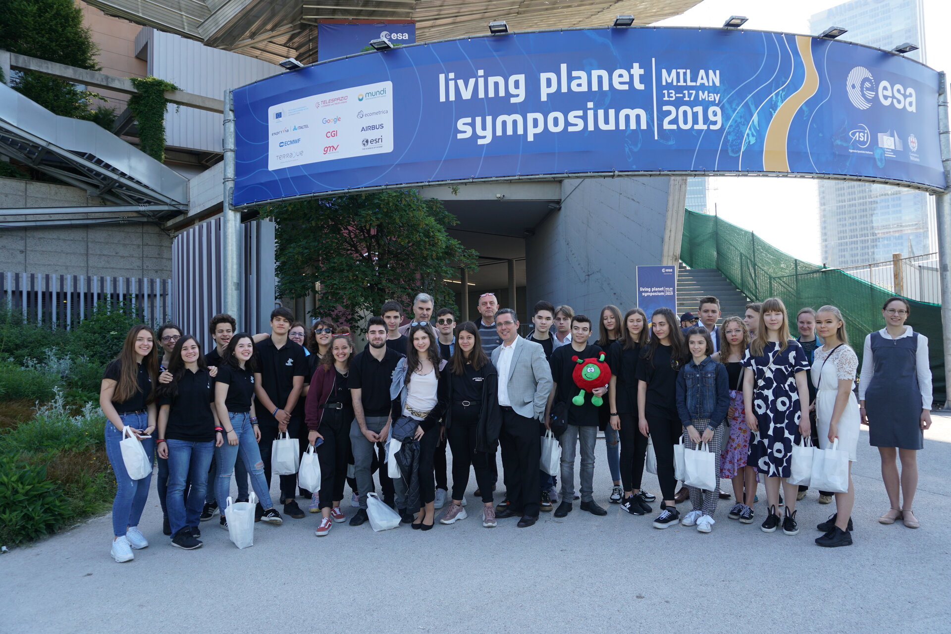 Climate Detectives teams at the entrance of the LPS 2019 in Milan, Italy