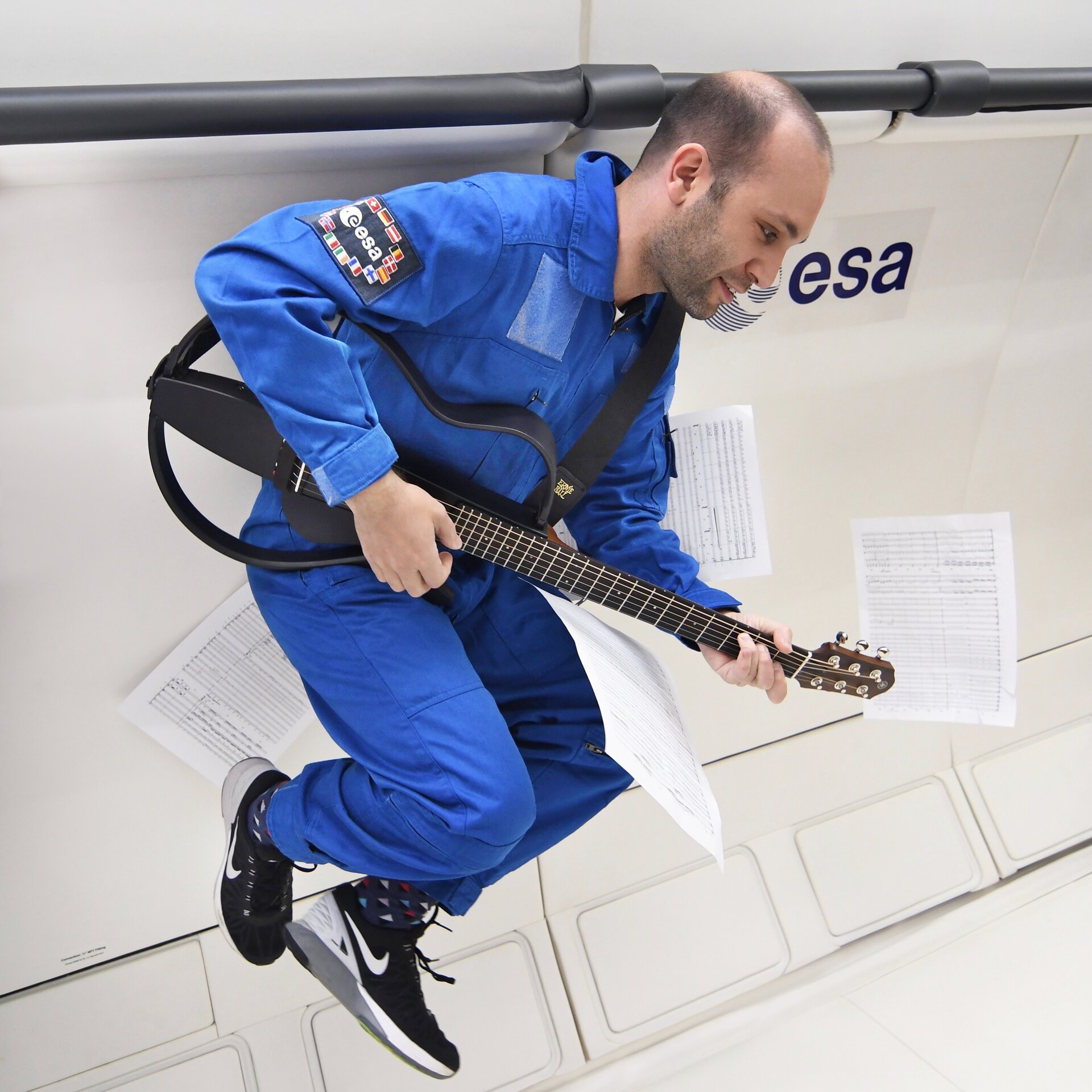 Ilan Eshkeri plays guitar on a parabolic flight