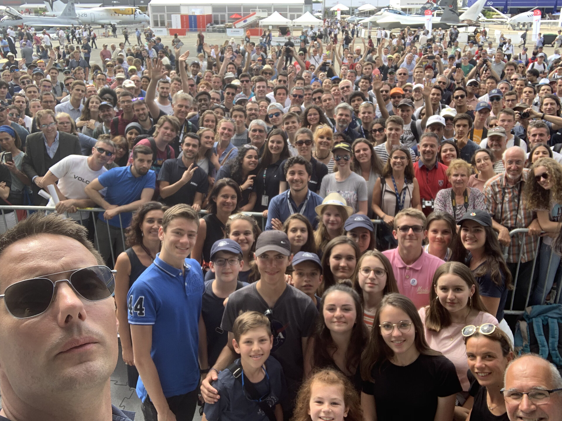 Selfie de Thomas Pesquet avec le public du Salon du Bourget le 21 juin 2019.