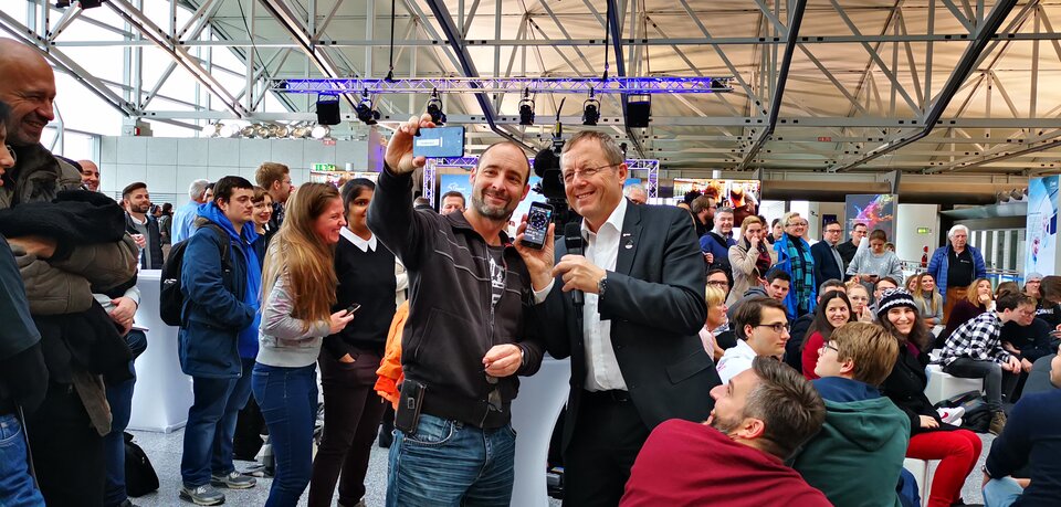 Selfie mit ESA-Generaldirektor Jan Wörner während der Space Talks am Frankfurter Flughafen