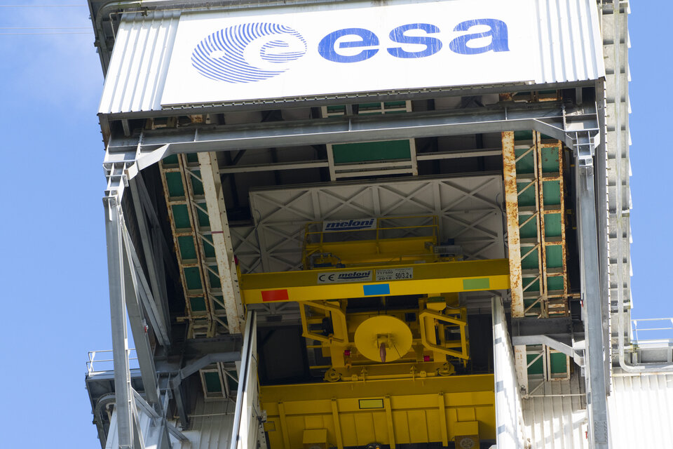 Travelling crane at top of mobile gantry