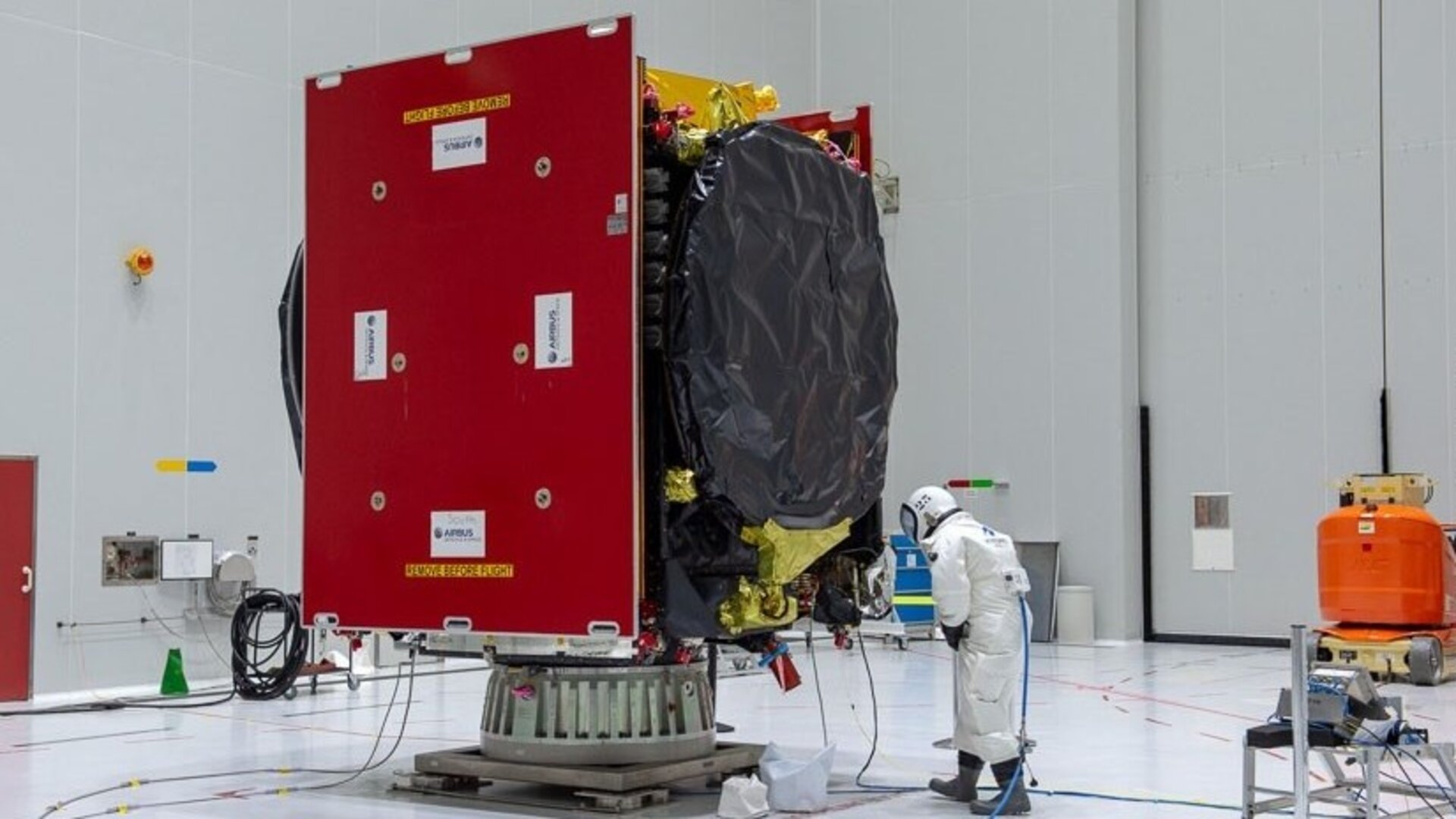 Družice EDRS-C během tankování pohonných látek