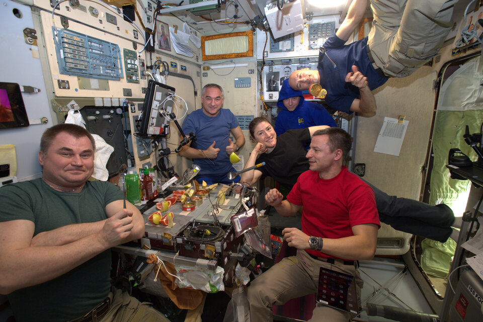 Die Expedition 60-Crew beim Abendessen