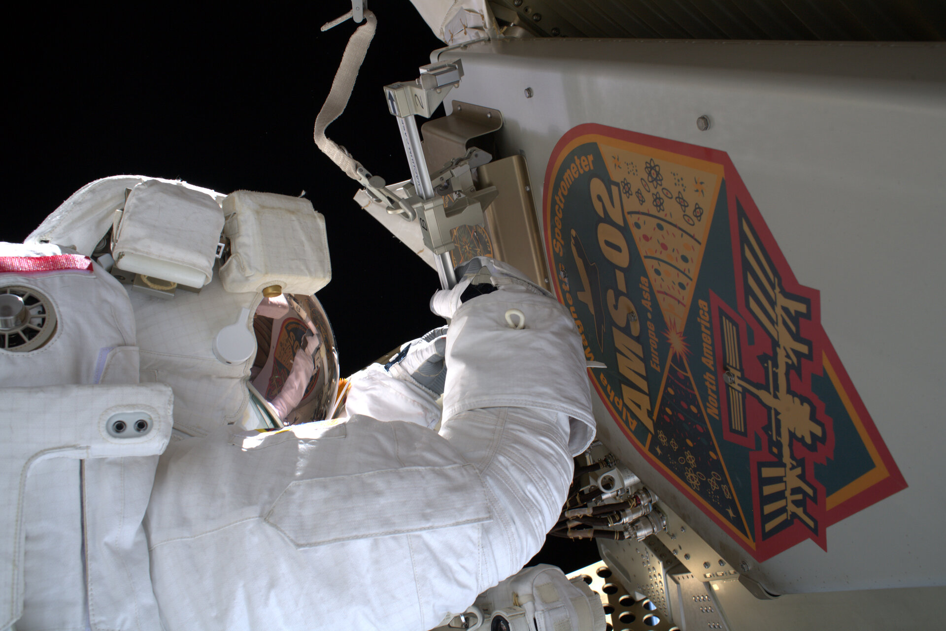Luca removes the debris shield from AMS-02