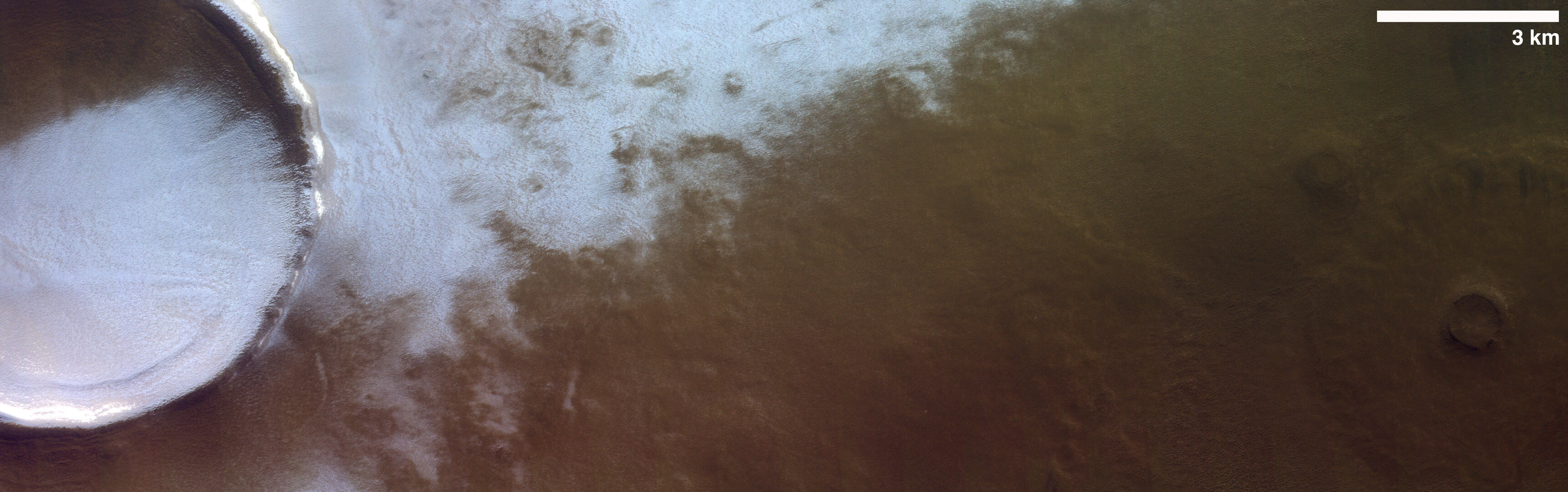 Опубликована фотография марсианского кратера, покрытого льдом