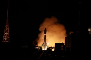 Soyuz carrying 34 OneWeb minisats launches from Baikonur