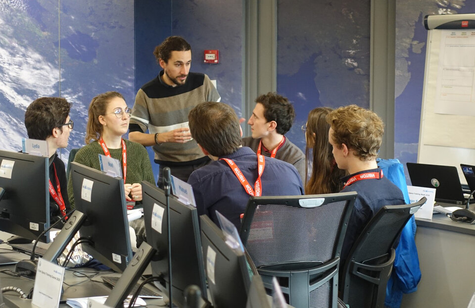 Student team discussing the exercise with the ESA Expert