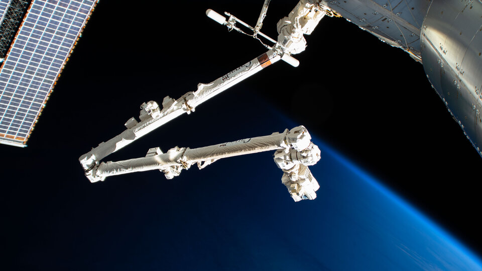 De robotarm Canadarm2 bevestigt aan het internationale ruimtestation