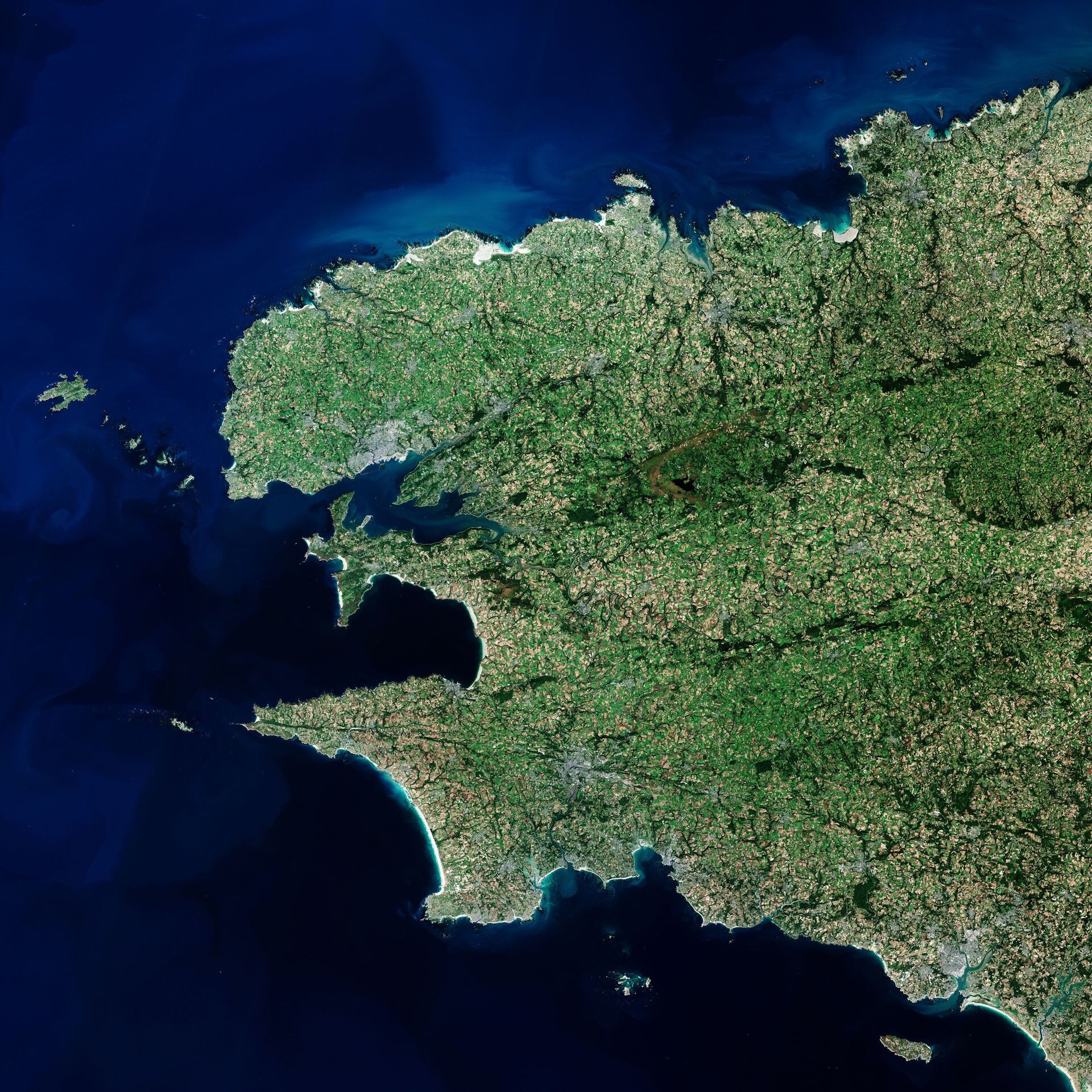 The Copernicus Sentinel-2 mission takes us over Finistère – a French department in the west of Brittany. 