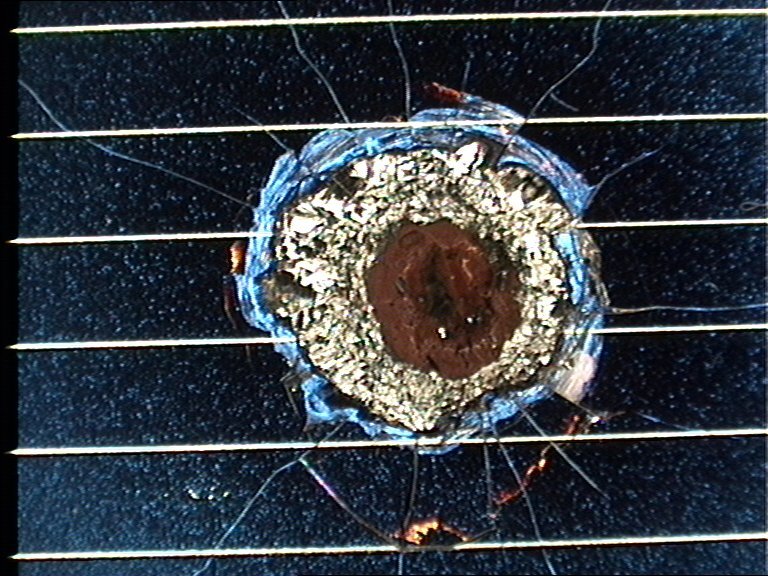  Daño por impacto en una célula solar de Hubble 