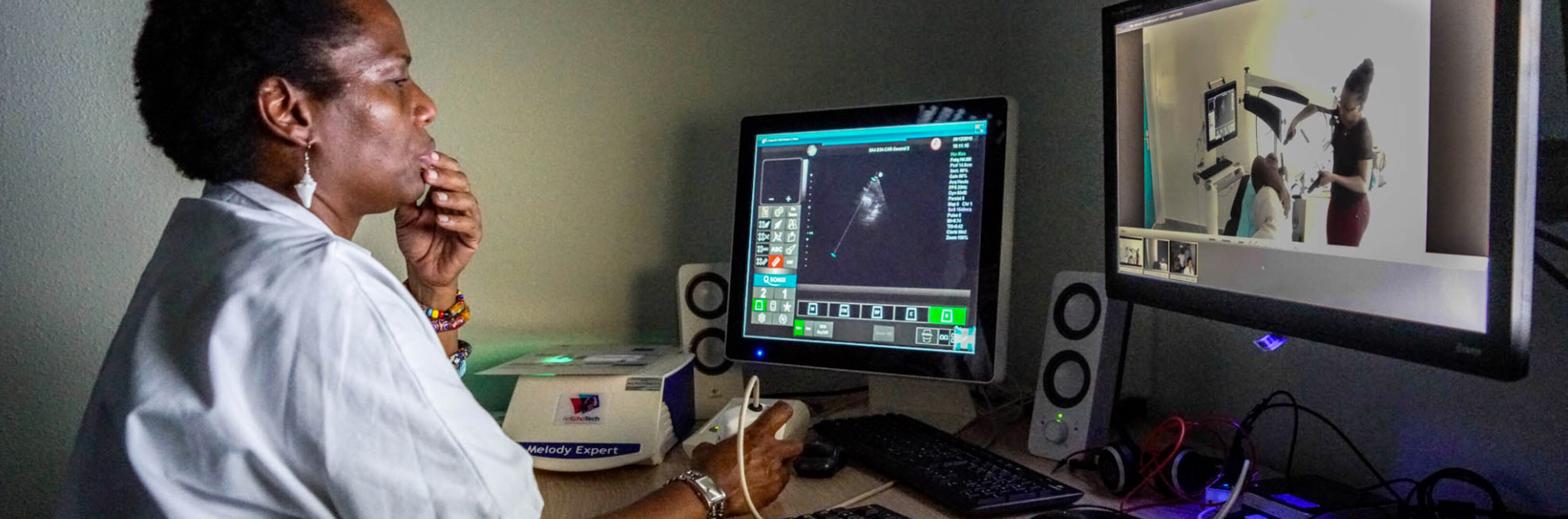 Radiologist uses dummy to manipulate ultrasound probe remotely