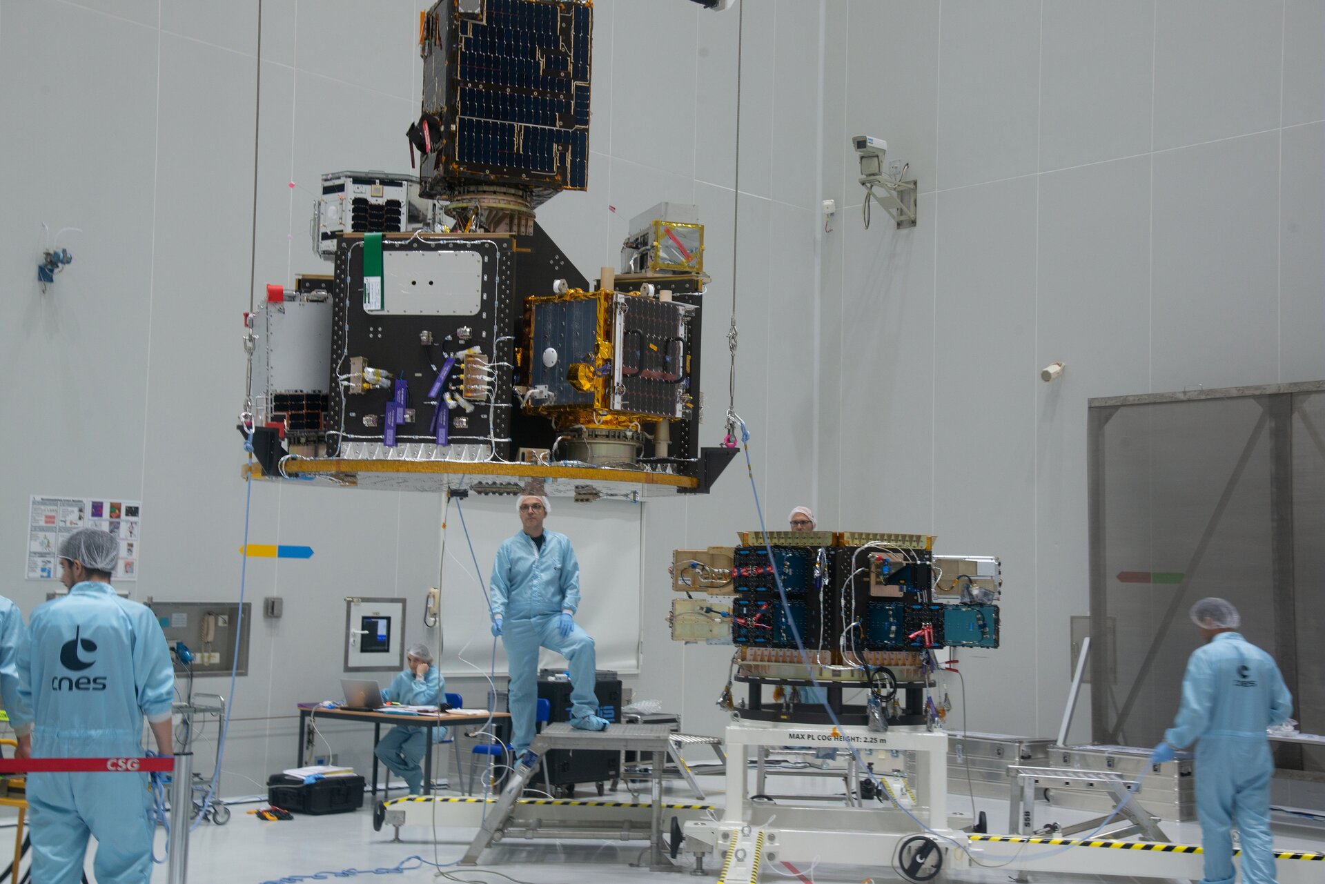 Integration of the main deck and HEXA of the Small Spacecraft Mission Service (SSMS) dispenser