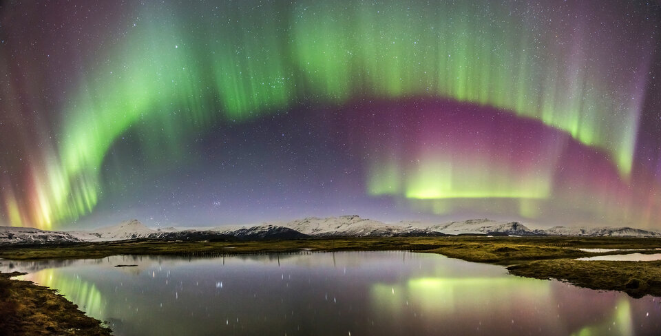 Aurora sobre un lago en Islandia 