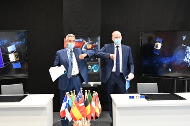 The contract was signed by Franco Ongaro (l), ESA Director of Technology, Engineering and Quality, and Marco Fuchs (r), CEO of Germany space company OHB, prime contractor of the Hera consortium.