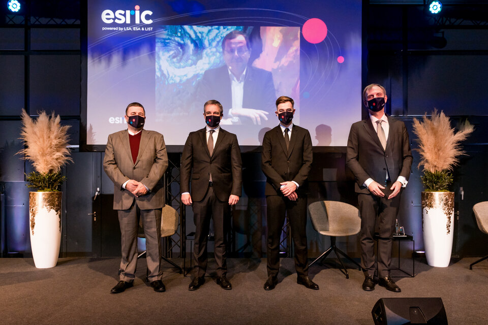 De gauche à droite: Jacques Lanners, Président du Conseil d'administration de LIST; Claude Meisch, Ministre de l’Enseignement supérieur et de la Recherche; Jan Wörner (à l'écran), Directeur général de l'ESA; Franz Fayot, Ministre de l'Économie; Thomas Kallstenius, Directeur de LIST