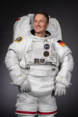 Official portrait of Matthias Maurer wearing NASA EMU spacesuit