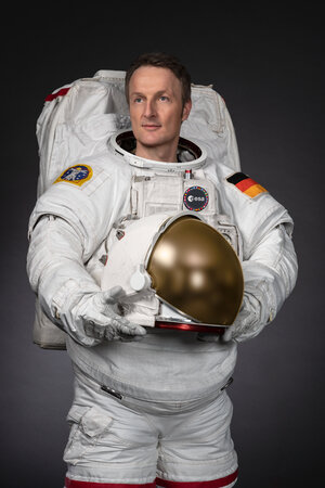 Official portrait of Matthias Maurer wearing the NASA EMU spacesuit