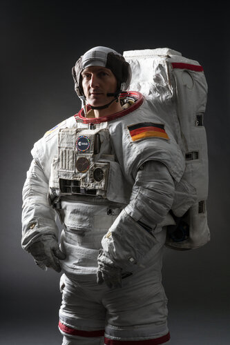 Official portrait of Matthias Maurer wearing NASA's EMU spacesuit 
