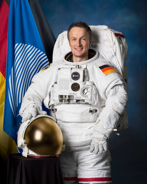 Official portrait of Matthias Maurer wearing NASA's EMU spacesuit