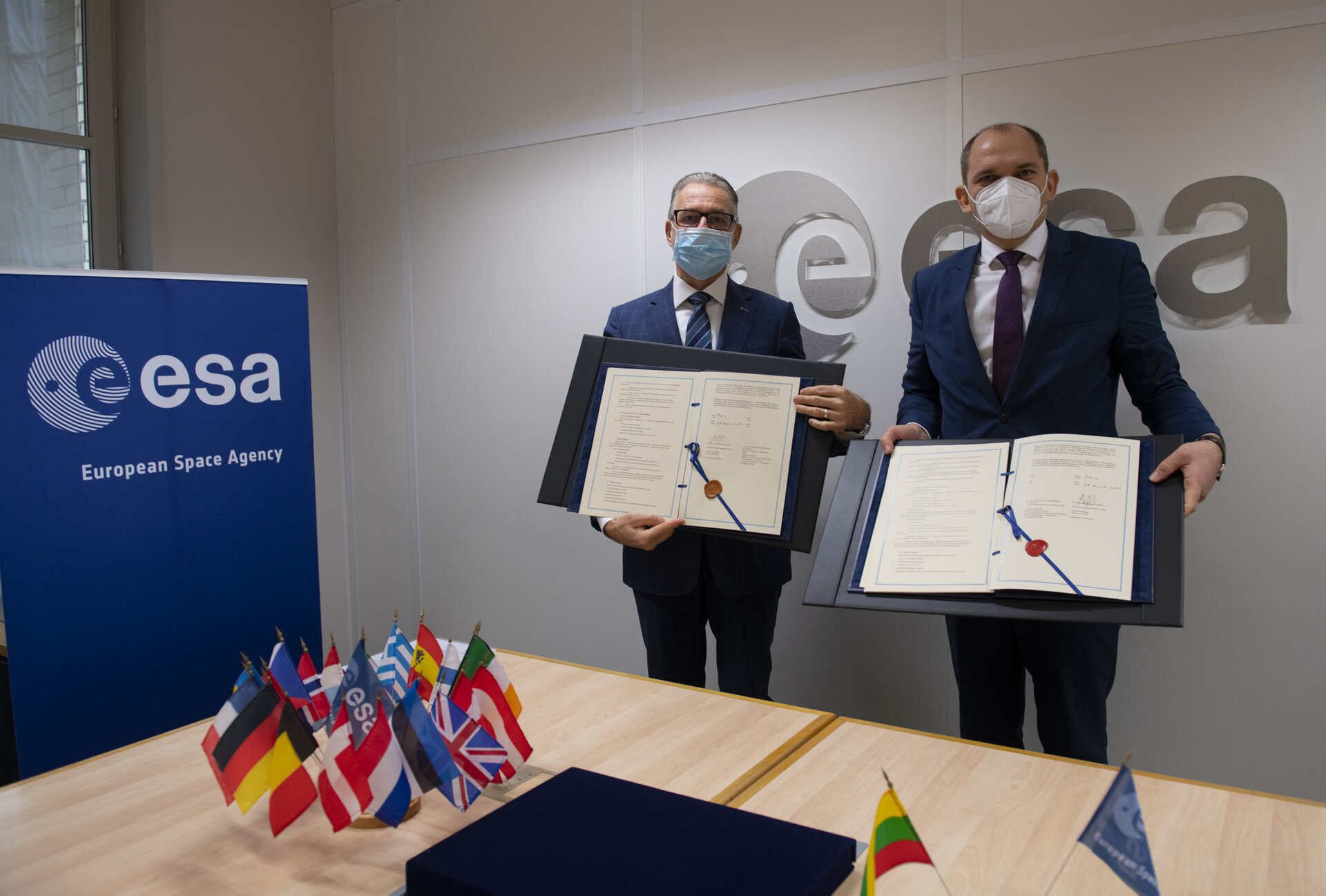 ESA Director General signs Association Agreement with Lithuanian ambassador 