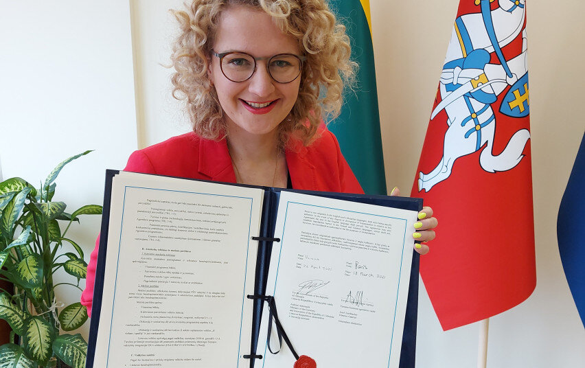 Ms Aušrinė Armonaitė, Lithuanian Minister of Economy and Innovation, with the Association Agreement