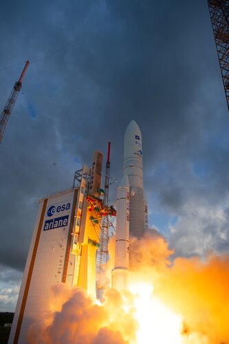 Ariane 5 flight VA254 lifted off with Star One D2 and Eutelsat Quantum from Europe’s Spaceport 