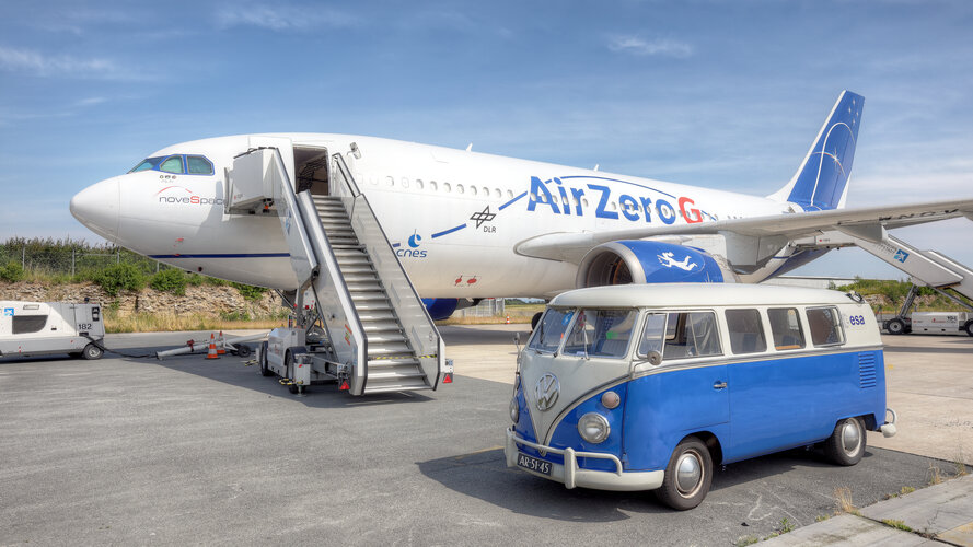 Retro trifft auf Retrofit: Das Novespace Air Zero G Flugzeug ist hier neben einem 1962er VW Transporter Douglas zu sehen.