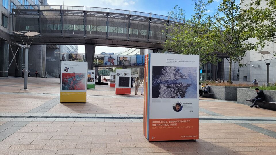 L'exposition "L'Espace pour notre Planète" sur l'esplanade du Parlement européen à Bruxelles (Belgique)