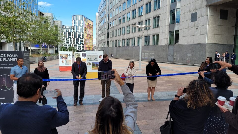 Simotta Cheli de l'ESA (2e en partant de la droite), coupe le ruban lors de l'inauguration de l'exposition "L'Espace pour notre Planète" sur l'esplanade du Parlement européen à Bruxelles (Belgique)