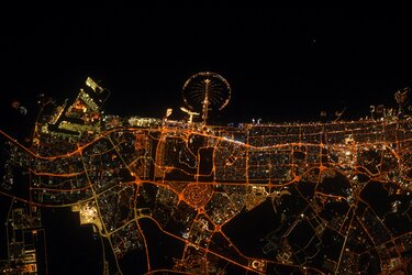 Dubaï at night