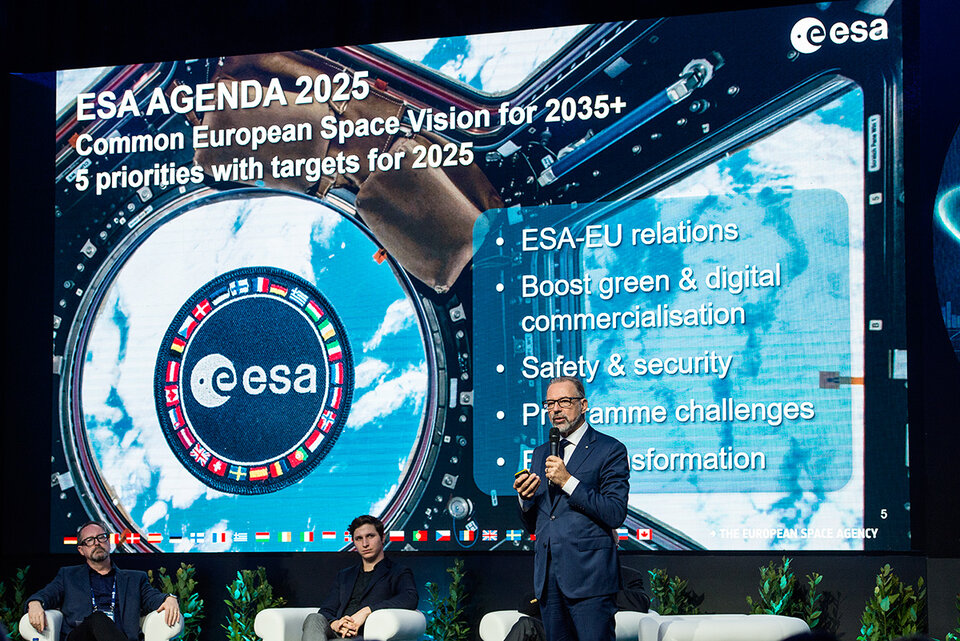 ESA Director General speaking at the opening session