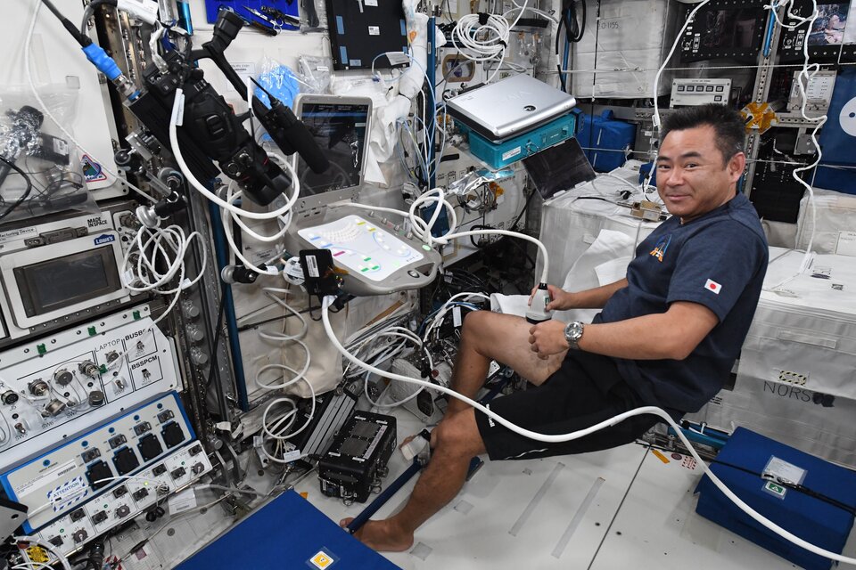 L'astronaute Aki Hoshide de la JAXA pendant une session de Vascular Echo