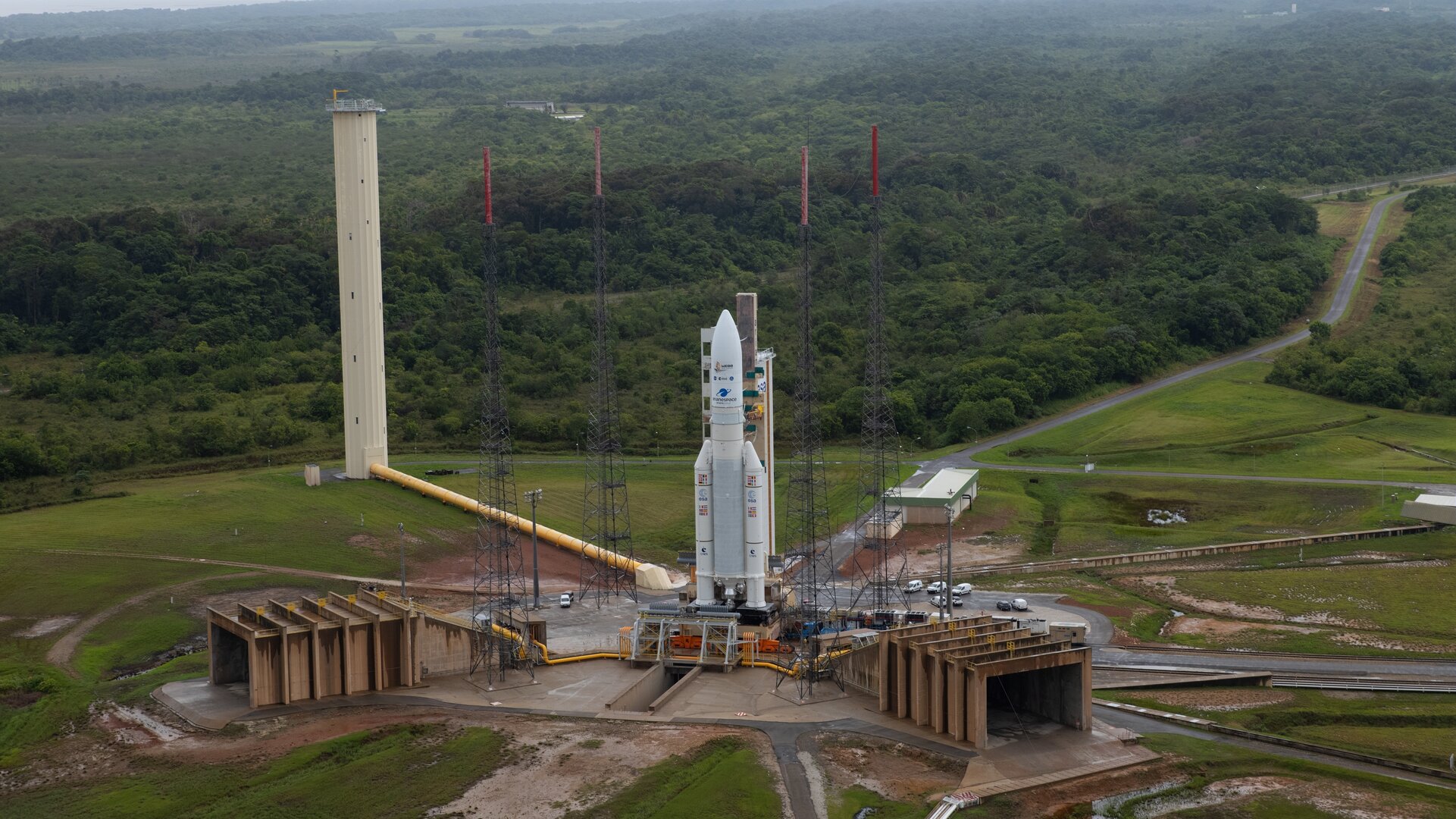 Webb on Ariane 5 roll-out to the launch pad