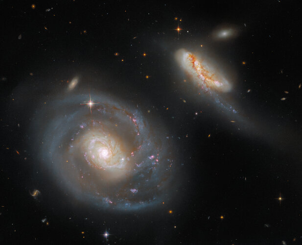 Hubble captures a peculiar galactic pair
