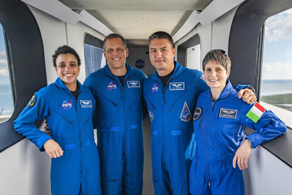 Kosmonautka ESA Samantha Cristoforettiová (vpravo) s kolegy z posádky Crew-4