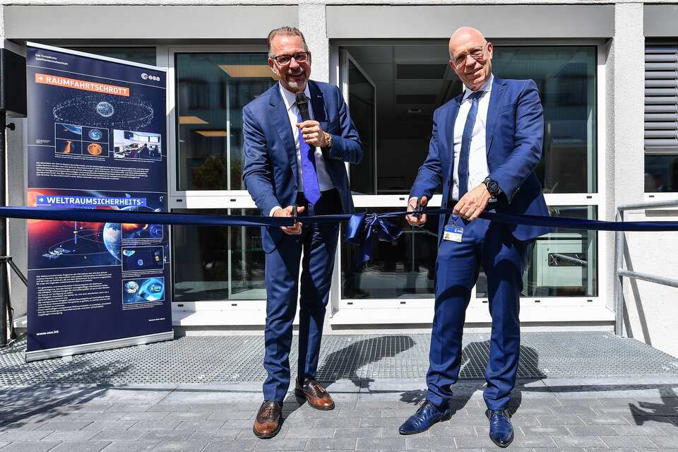ESA-Generaldirektor Josef Aschbacher und Direktor Rolf Densing eröffnen das neue Zentrum für Weltraumsicherheit