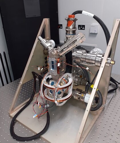 Compact vacuum chamber for cold atom interferometry gravity gradiometer