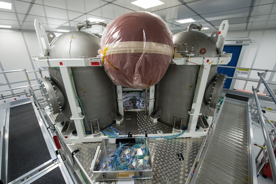 Réservoirs de propulsion du modèle de qualification de la propulsion du module de service européen 