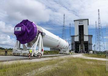 Ariane 6 central core verticalisation 11 July 2022