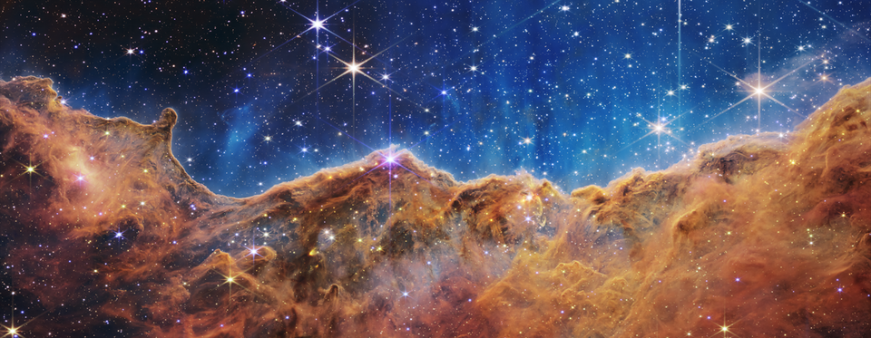 Dieses Bild des Carinanebels ist eines der verfügbaren Designs. Die Aufnahme des James Webb Weltraumteleskops der NASA/ESA/CSA zeigt ein Gebiet der Sternentstehung, das als Kosmische Klippen bekannt ist.