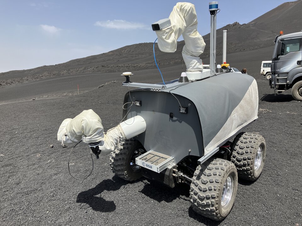 Interact Rover mit zwei Armen