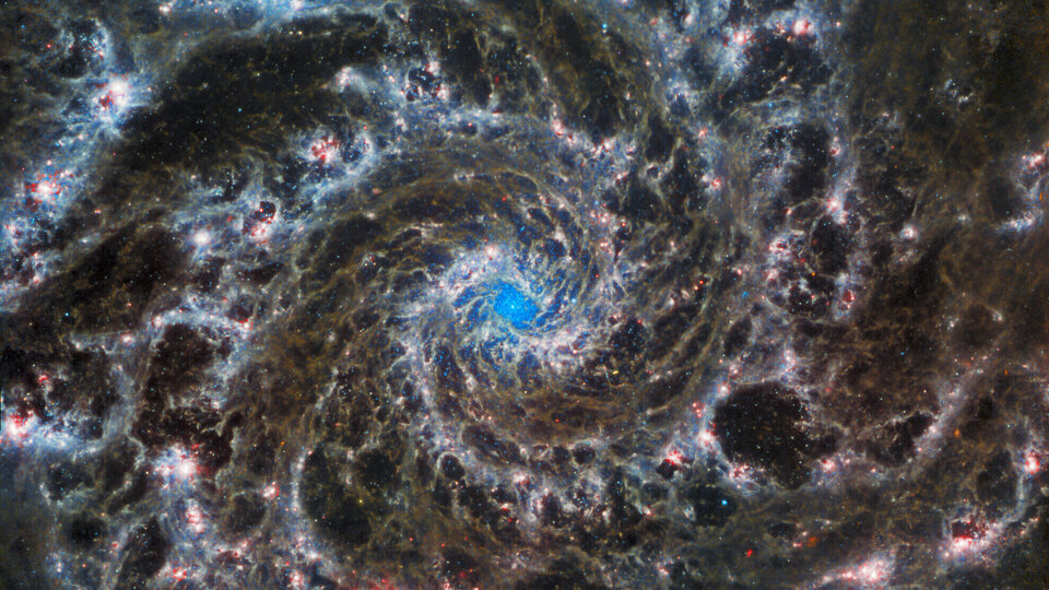 MIRI a scruté le cœur de M74, la Galaxie du Fantôme pour révéler les délicats filaments de gaz et de poussière dans les bras spiraux de la galaxie.